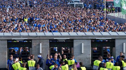 Tausende Arminia-Fans mussten teils stundenlang vor dem EIngang zum Olympiastadion ausharren.