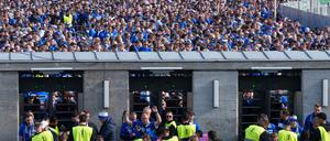 Tausende Arminia-Fans mussten teils stundenlang vor dem EIngang zum Olympiastadion ausharren.