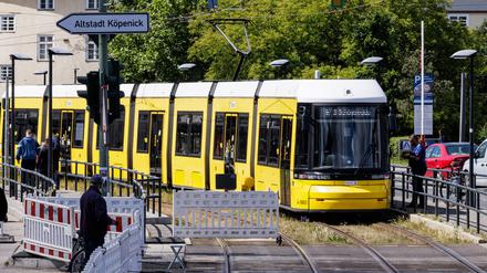 29.05.2025, Berlin: Eine Straßenbahn fährt in den gesicherten Bereich an der gesperrten Brücke an der Wuhlheide im Ortsteil Oberschöneweide. Die einzige Straßenbahn-Verbindung zwischen Köpenick und dem Rest der Stadt war seit Tagen dicht. Foto: Carsten Koall/dpa +++ dpa-Bildfunk +++
