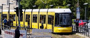 29.05.2025, Berlin: Eine Straßenbahn fährt in den gesicherten Bereich an der gesperrten Brücke an der Wuhlheide im Ortsteil Oberschöneweide. Die einzige Straßenbahn-Verbindung zwischen Köpenick und dem Rest der Stadt war seit Tagen dicht. Foto: Carsten Koall/dpa +++ dpa-Bildfunk +++