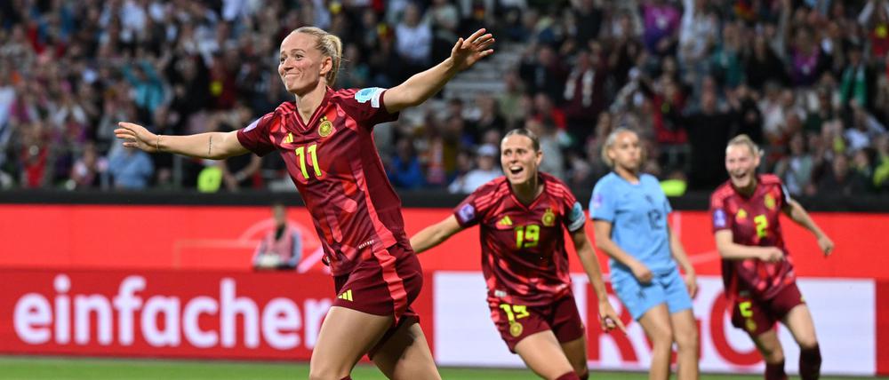 DFB-Torjägerin Lea Schüller lässt sich feiern.