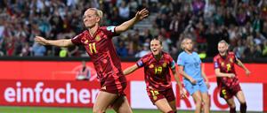 DFB-Torjägerin Lea Schüller lässt sich feiern.