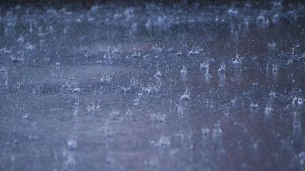 Starkregen, Hagel und Überschwemmungen richteten im vergangenen Jahr weniger Schaden in Berlin an als 2023. (Archivbild)
