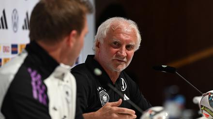 Homeground statt Allianz Arena: Bundestrainer Julian Nagelsmann (l) und Sportdirektor Rudi Völler schauen das Champions-League-Finale nicht vor Ort, sondern im Kreise der Nationalmannschaft.