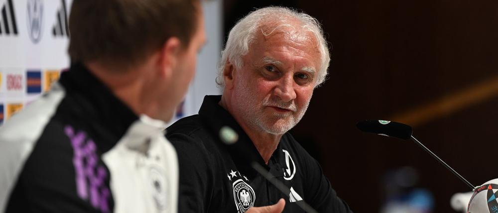 Homeground statt Allianz Arena: Bundestrainer Julian Nagelsmann (l) und Sportdirektor Rudi Völler schauen das Champions-League-Finale nicht vor Ort, sondern im Kreise der Nationalmannschaft.