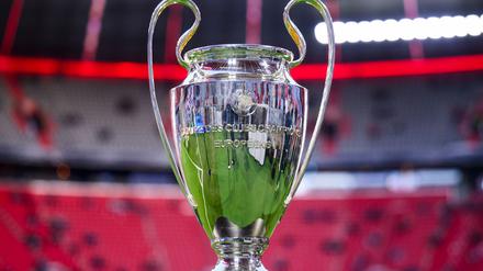 Der Champions-League-Pokal in der Münchner Allianz Arena.