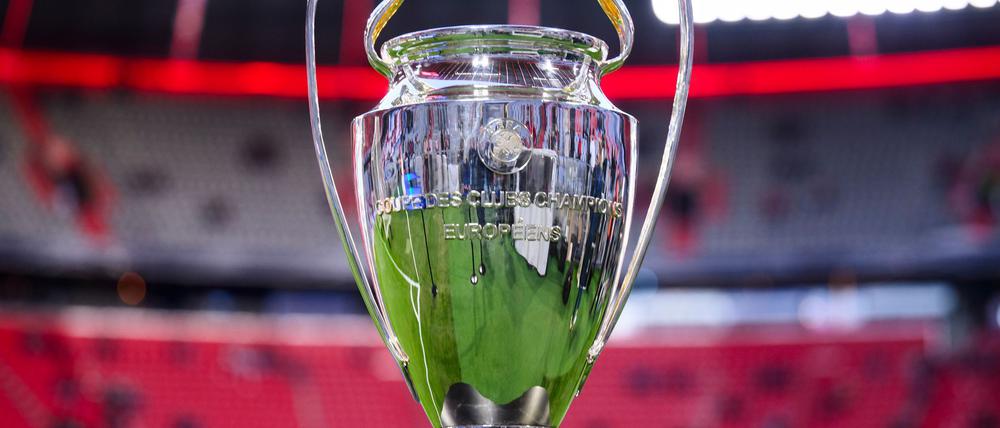 Der Champions-League-Pokal in der Münchner Allianz Arena.
