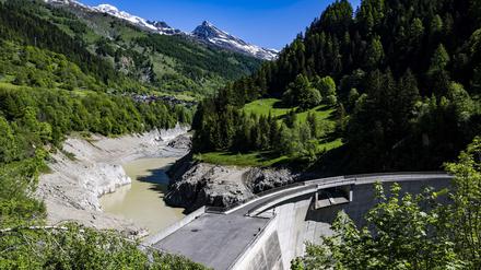Der Stausee bei Ferden füllt sich mit ablaufendem Wasser der Lonza. 