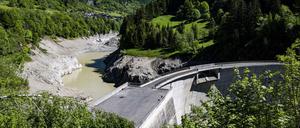 Der Stausee bei Ferden füllt sich mit ablaufendem Wasser der Lonza. 