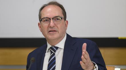 Bundesinnenminister Alexander Dobrindt (CSU) spricht bei einer Pressekonferenz. 
