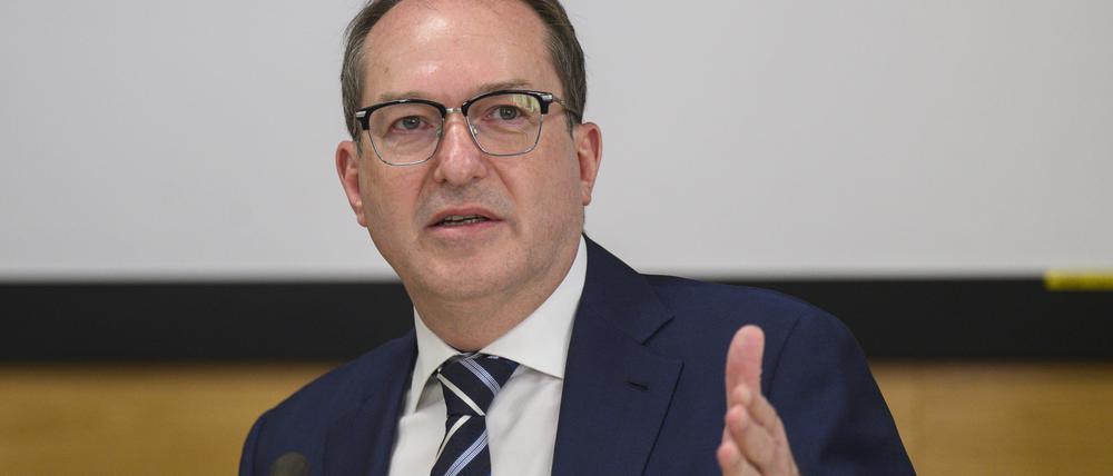 Bundesinnenminister Alexander Dobrindt (CSU) spricht bei einer Pressekonferenz.