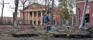 Nach einem nächtlichen russischen Raketenangriff steht ein älterer Mann in Odessa vor dem Krater einer Rakete auf der Straße vor dem Nationalen Kunstmuseum.