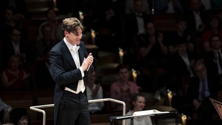 Der finnische Dirigent Klaus Mäkelä dirigiert die Philharmoniker zum zweiten Mal. 