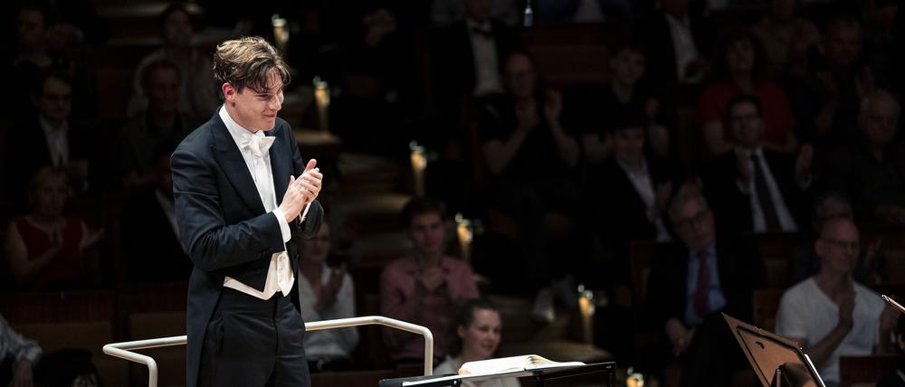 Der finnische Dirigent Klaus Mäkelä dirigiert die Philharmoniker zum zweiten Mal. 