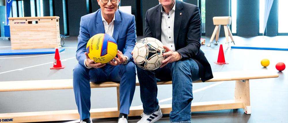 Wollen Olympia in den Norden holen: Hamburgs Bürgermeister Peter Tschentscher (SPD, l) und Schleswig-Holsteins Ministerpräsident Daniel Günther (CDU). 