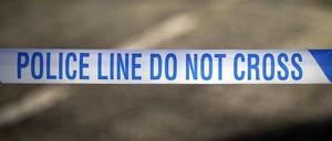 Ein Absperrband der britischen Polizei, aufgenommen in der Nähe eines mutmaßlichen Tatortes.