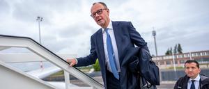 ARCHIV - 22.05.2025, Brandenburg, Schönefeld: Bundeskanzler Friedrich Merz (CDU) steigt in ein Flugzeug der Flugbereitschaft der Luftwaffe, um nach Litauen zu fliegen.  (zu dpa: «Merz trifft Trump am Donnerstag im Weißen Haus») Foto: Michael Kappeler/dpa +++ dpa-Bildfunk +++ 