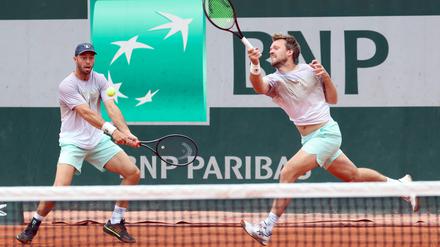 Das deutsche Davis-Cup-Doppel ist in Paris früh ausgeschieden.