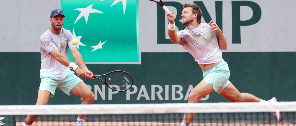 Das deutsche Davis-Cup-Doppel ist in Paris früh ausgeschieden.