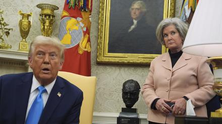 ARCHIV - 04.02.2025, USA, Washington: Die Stabschefin des Weißen Hauses, Susie Wiles, hört zu, während US-Präsident Donald Trump im Oval Office des Weißen Hauses spricht. (zu dpa: «Telefon-Hack bei Stabschefin? Trump nicht beunruhigt») Foto: Evan Vucci/AP/dpa +++ dpa-Bildfunk +++
