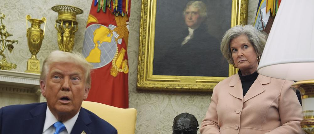 ARCHIV - 04.02.2025, USA, Washington: Die Stabschefin des Weißen Hauses, Susie Wiles, hört zu, während US-Präsident Donald Trump im Oval Office des Weißen Hauses spricht. (zu dpa: «Telefon-Hack bei Stabschefin? Trump nicht beunruhigt») Foto: Evan Vucci/AP/dpa +++ dpa-Bildfunk +++