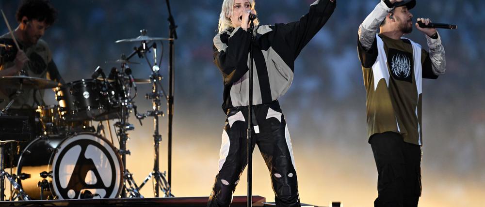 Sängerin Emily Armstrong heizt dem Publikum vor dem Finale ein.