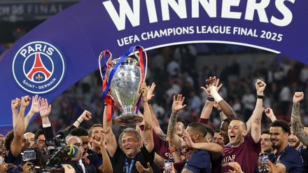 Luis Enrique feiert mit seinem Team den Sieg in der Champions League