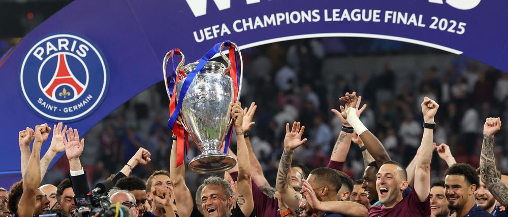Luis Enrique feiert mit seinem Team den Sieg in der Champions League