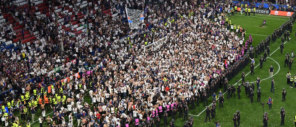 Party auf dem Rasen: Pariser Fans stürmen aus ihrem Block.