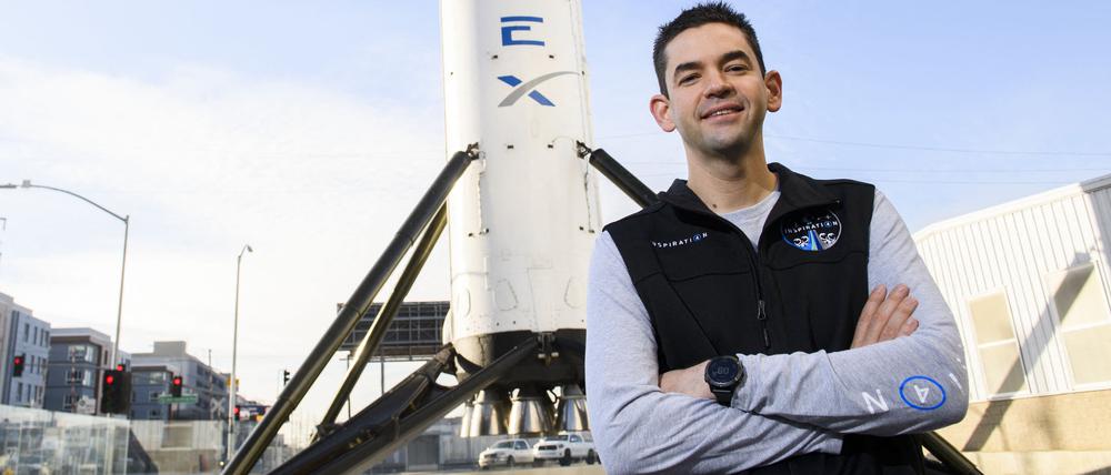 Jared Isaacman steht an einer Rakete des Unternehmens SpaceX von Elon Musk.