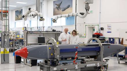 Louise Holmes, stellvertretende Geschäftsführerin von MBDA UK, zeigt dem britischen Verteidigungsminister John Healey (l) einen Storm Shadow-Flugkörper auf einem Fließband in der MBDA Storm Shadow-Fabrik. 