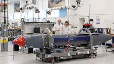 31.05.2025, Großbritannien, Stevenage: Louise Holmes, stellvertretende Geschäftsführerin von MBDA UK, zeigt dem britischen Verteidigungsminister John Healey (l) einen Storm Shadow-Flugkörper auf einem Fließband in einer Fabrik.