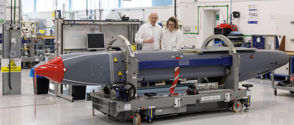 Louise Holmes, stellvertretende Geschäftsführerin von MBDA UK, zeigt dem britischen Verteidigungsminister John Healey (l) einen Storm Shadow-Flugkörper auf einem Fließband in der MBDA Storm Shadow-Fabrik. 