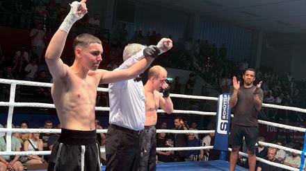 Boxer Arminius Rolle gewinnt sein Profidebüt. 