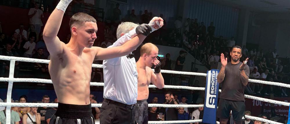 Boxer Arminius Rolle gewinnt sein Profidebüt.