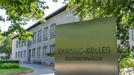Das Canisius-Kolleg ist in der Tiergartenstraße 30 in Berlin Tiergarten.