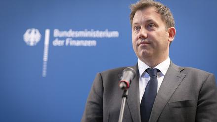 Finanzminister Lars Klingbeil (SPD) gibt vor der Presse ein Statement ab. 