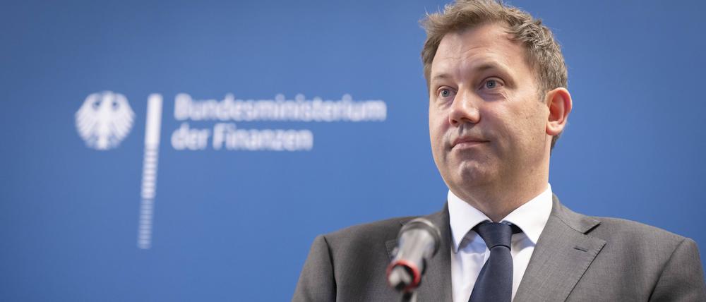 Finanzminister Lars Klingbeil (SPD) gibt vor der Presse ein Statement ab.