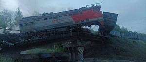 Dieses Foto vom verunglückten Zug in Kursk postete der Gouverneur der Regio auf Telegram.