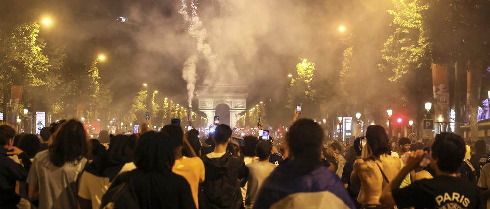 Paris feiert seine Fußballer, friedlich bleibt es dabei nicht überall.