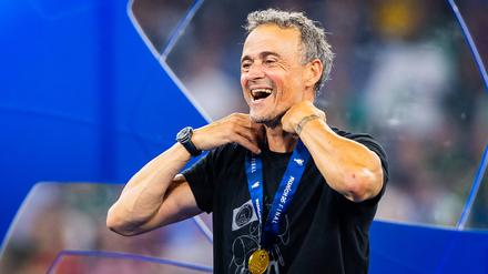 Luis Enrique trägt bei der Siegerehrung ein spezielles T-Shirt, das an seine Tochter erinnert.