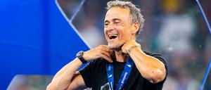 Luis Enrique trägt bei der Siegerehrung ein spezielles T-Shirt, das an seine Tochter erinnert.
