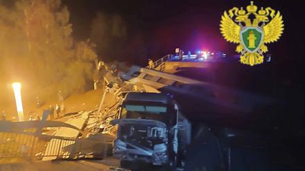 Auf diesem auf dem Telegram-Kanal der Moskauer Interregionalen Verkehrsstaatsanwaltschaft am Sonntag veröffentlichten Foto arbeiten Rettungskräfte an einer beschädigten Brücke in der russischen Region Brjansk.