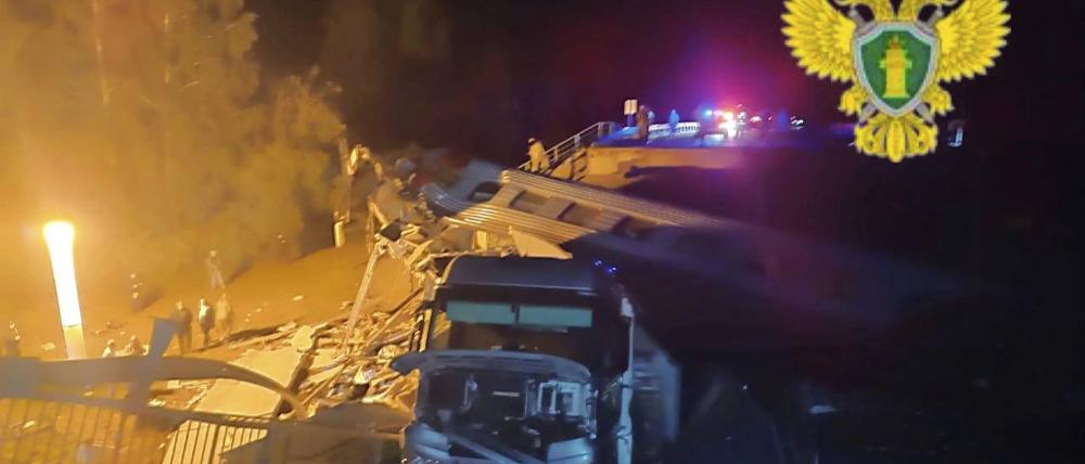 Auf diesem auf dem Telegram-Kanal der Moskauer Interregionalen Verkehrsstaatsanwaltschaft am Sonntag veröffentlichten Foto arbeiten Rettungskräfte an einer beschädigten Brücke in der russischen Region Brjansk.