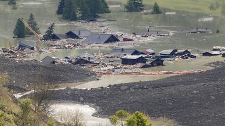 Schwimmende Barrieren sollen im Lötschental in der Schweiz Schwemmgut zurückhalten.