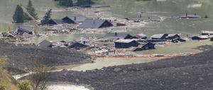 Schwimmende Barrieren sollen im Lötschental in der Schweiz Schwemmgut zurückhalten.