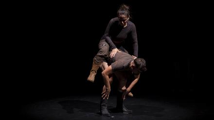 Eva Hintermaier und Simon Kalus bei ihrer Performance "Auf Pferden", Credit: Corinna Mehl