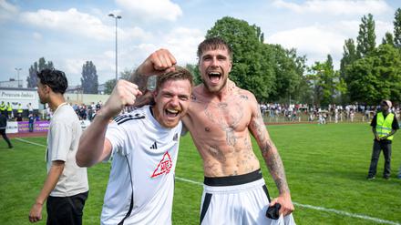 Lenny Stein (rechts) erzielte das entscheidende Tor und feierte mit Patrick Breitkreuz. 