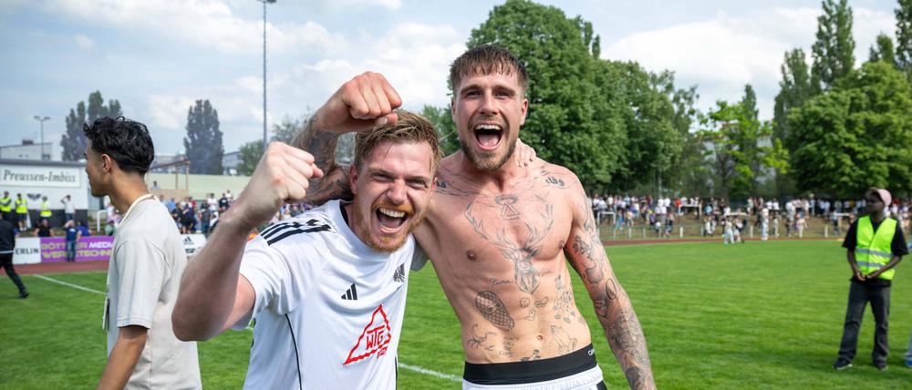 Lenny Stein (rechts) erzielte das entscheidende Tor und feierte mit Patrick Breitkreuz. 