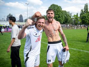 Lenny Stein (re., mit Patrick Breitkreutz) hat den BFC Preussen in die Regionalliga geschossen.